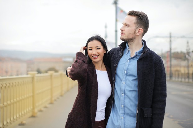 Memberikan nasihat bijaksana untuk pasangan yang sedang menghadapi masalah.