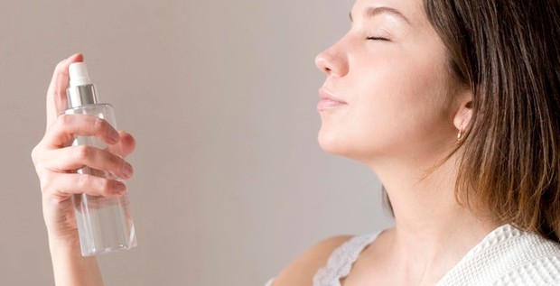 Facial spray memiliki fungsi untuk menyegarkan kulit yang kering di hari yang panas setelah beraktivitas di luar ruangan.