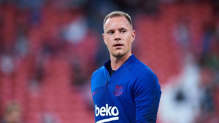 BILBAO, SPAIN - AUGUST 16: Marc-Andre ter Stegen of FC Barcelona looks on as he warms up during the Liga match between Athletic Club and FC Barcelona at San Mames Stadium on August 16, 2019 in Bilbao, Spain. (Photo by Juan Manuel Serrano Arce/Getty Images)
