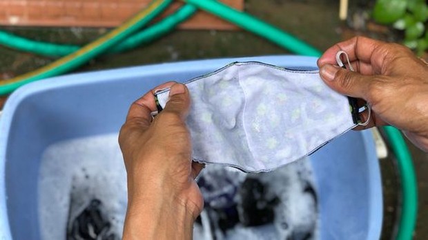 Cara mencuci masker dengan dikucek.