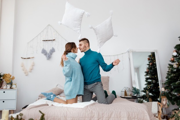 Pasangan di atas ranjang.