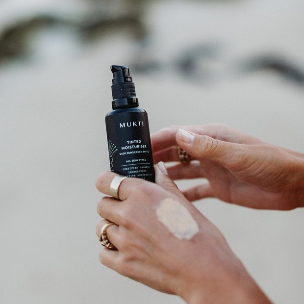 Pemakaian pelembap yang berlebihan dapat membuat wajah menjadi berminyak.