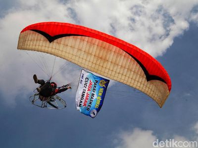 Atraksi Paramotor Kampanyekan Semangat Melawan COVID-19