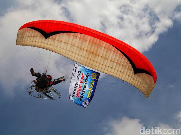 Atraksi Paramotor Kampanyekan Semangat Melawan COVID-19