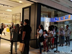Sabar! Masuk Toko di Mal Kini Harus Antre