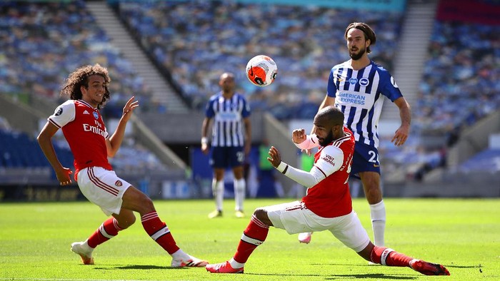 BRIGHTON, ENGLAND - JUNE 20: Davy Propper of Brighton and Hove Albion is challenged by Matteo Guendouzi and Alexandre Lacazette of Arsenal during the Premier League match between Brighton & Hove Albion and Arsenal FC at American Express Community Stadium on June 20, 2020 in Brighton, England. Football Stadiums around Europe remain empty due to the Coronavirus Pandemic as Government social distancing laws prohibit fans inside venues resulting in all fixtures being played behind closed doors. (Photo by Richard Heathcote/Getty Images)