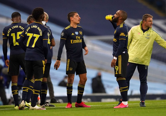 MANCHESTER, ENGLAND - JUNE 17: Alexandre Lacazette of Arsenal has a drink during the drinks break during the Premier League match between Manchester City and Arsenal FC at Etihad Stadium on June 17, 2020 in Manchester, United Kingdom. (Photo by Dave Thompson/ Pool via Getty Images)
