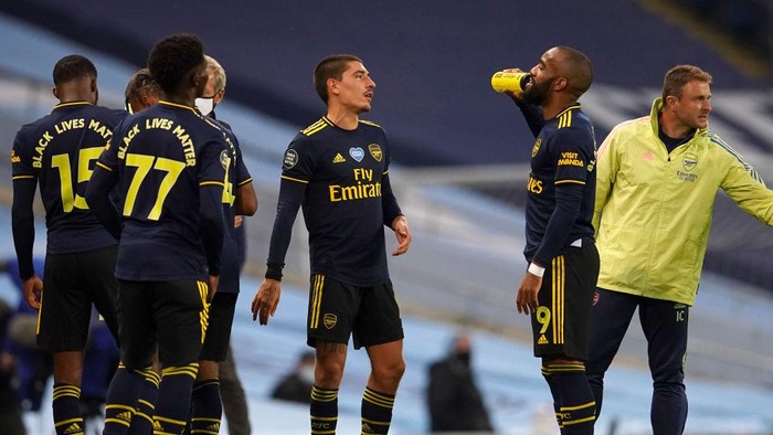 MANCHESTER, ENGLAND - JUNE 17: Alexandre Lacazette of Arsenal has a drink during the drinks break during the Premier League match between Manchester City and Arsenal FC at Etihad Stadium on June 17, 2020 in Manchester, United Kingdom. (Photo by Dave Thompson/ Pool via Getty Images)