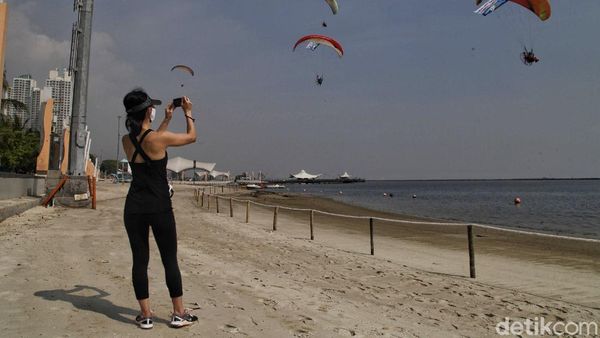 Asyik! Pantai Ancol Kembali Dibuka, Tapi...