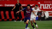 ... juga terus menggiring bola... (Foto: Getty Images/Fran Santiago)