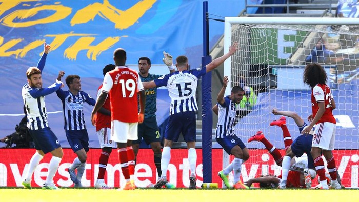 BRIGHTON, ENGLAND - JUNE 20: Lewis Dunk of Brighton and Hove Albion scores his teams first goal during the Premier League match between Brighton & Hove Albion and Arsenal FC at American Express Community Stadium on June 20, 2020 in Brighton, England. Football Stadiums around Europe remain empty due to the Coronavirus Pandemic as Government social distancing laws prohibit fans inside venues resulting in all fixtures being played behind closed doors. (Photo by Richard Heathcote/Getty Images)