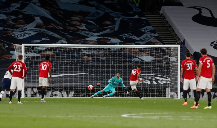 LONDON, ENGLAND - JUNE 19:  Bruno Fernandes scores his sides first goal from the penalty spot during the Premier League match between Tottenham Hotspur and Manchester United at Tottenham Hotspur Stadium on June 19, 2020 in London, England. (Photo by Matt Childs/ Pool via Getty Images)