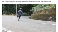 Usai laga, Roy Keane yang mantan pemain MU marah-marah saat mengomentari penampilan De Gea dan bilang si kiper harusnya pulang naik taksi saja, jangan ikut bus tim. Meme ini gercep merespons. (Foto: internet/Twitter)