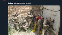 Dalam meme ini, De Gea dibilang seperti badut di antara rekan-rekannya saat berimbang lawan Spurs. (Foto: internet/Twitter)