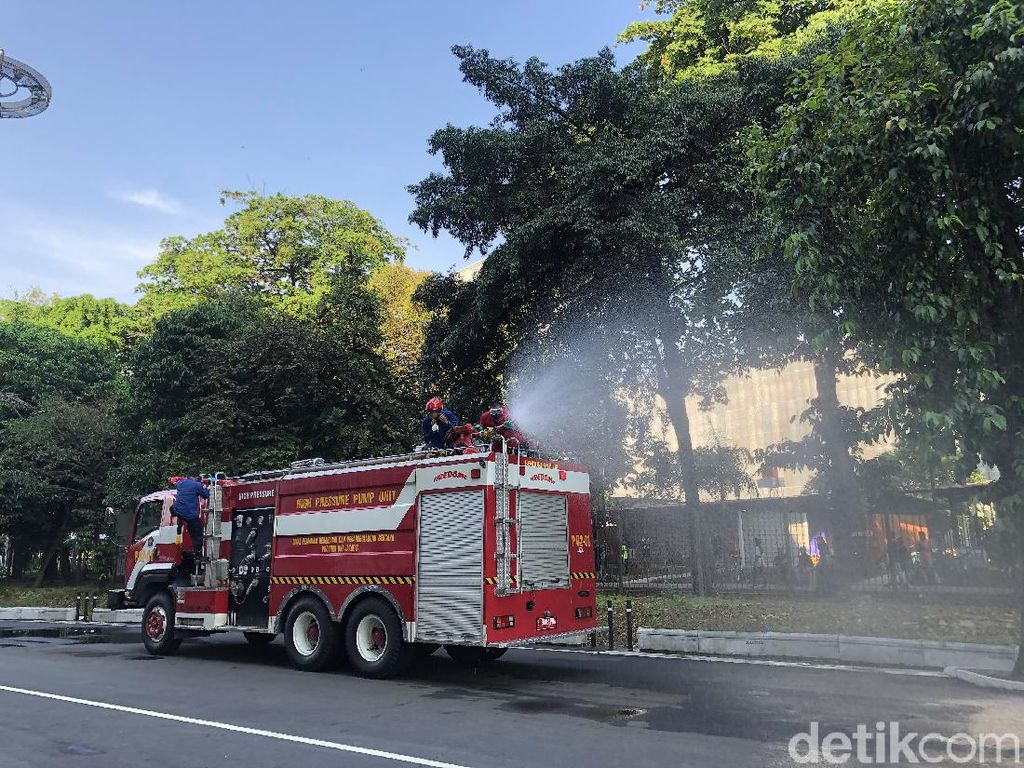 Sterilkan GBK dari Corona, Mobil Damkar Keliling Semprotkan Disinfektan Sterilkan GBK dari Corona, Mobil Damkar Keliling Semprotkan Disinfektan