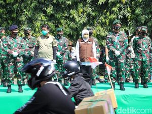 Khofifah Ajak Peserta Bansos Jadi Speaker Warga Agar Patuh Protokol Kesehatan