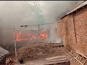 Buntut Ricuh Warga 2 Desa di Bima NTB, 23 Unit Rumah Terbakar Buntut Ricuh Warga 2 Desa di Bima NTB, 23 Unit Rumah Terbakar