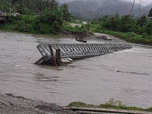 Jembatan Penghubung 3 Kabupaten di Maluku Ambruk Diterjang Arus Sungai