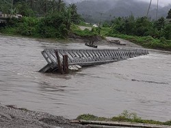 Jembatan Penghubung 3 Kabupaten di Maluku Ambruk Diterjang Arus Sungai