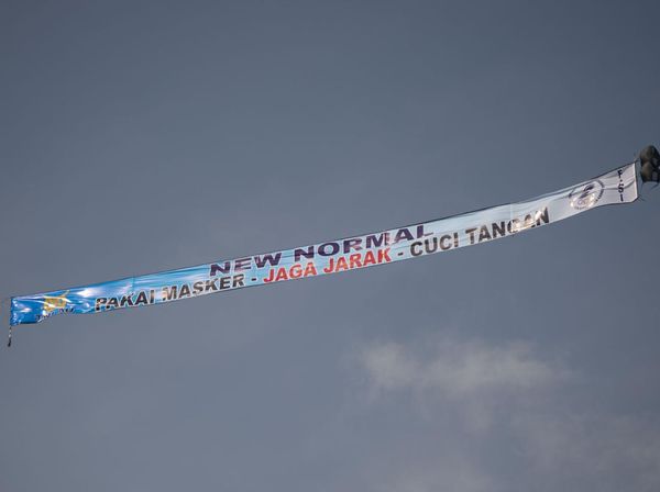 Spanduk Raksasa New Normal Mejeng di Langit Jakarta