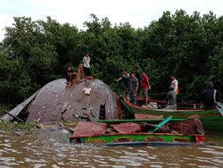Kapal Pengangkut Sembako Terbalik di Sungai Musi, Tak Ada Korban Jiwa