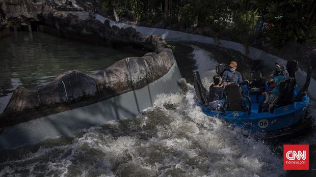 Pengunjung mencoba wahana permainan saat berwisata di Dufan, Ancol, Jakarta, Sabtu, 20 Juni 2020. Setelah ditutup selama dua bulan akibat pandemi COVID-19, kawasan rekreasi Ancol Taman Impian kembali dibuka. CNN Indonesia/Bisma Septalisma