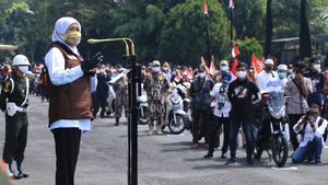 Khofifah Lepas Peserta Baksos New Normal di Malang