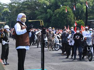 Khofifah Lepas Peserta Baksos New Normal di Malang Khofifah Lepas Peserta Baksos New Normal di Malang