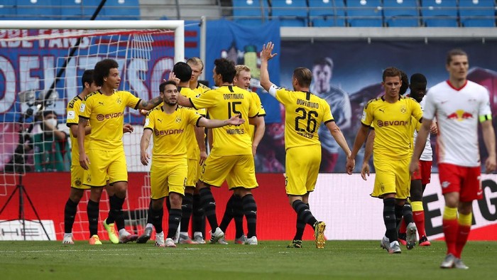 LEIPZIG, GERMANY - JUNE 20: Erling Haaland of Borussia Dortmund celebrates with teammates after scoring his teams first goal during the Bundesliga match between RB Leipzig and Borussia Dortmund at Red Bull Arena on June 20, 2020 in Leipzig, Germany. (Photo by Maja Hitij/Getty Images)