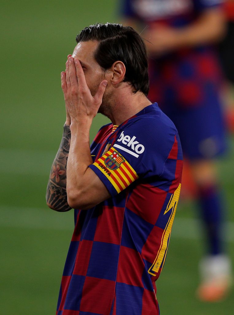 SEVILLE, SPAIN - JUNE 19: Lionel Messi of Barcelona is challenged by Diego Carlos of Sevilla during the Liga match between Sevilla FC and FC Barcelona at Estadio Ramon Sanchez Pizjuan on June 19, 2020 in Seville, Spain. (Photo by Fran Santiago/Getty Images)