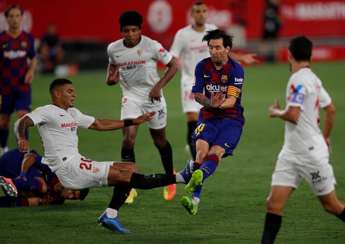 SEVILLE, SPAIN - JUNE 19: Lionel Messi of Barcelona is challenged by Diego Carlos of Sevilla during the Liga match between Sevilla FC and FC Barcelona at Estadio Ramon Sanchez Pizjuan on June 19, 2020 in Seville, Spain. (Photo by Fran Santiago/Getty Images)