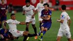 Potret Lionel Messi Jatuh Bangun Lawan Sevilla