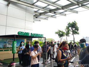 Masuk Mal Kokas Antre Panjang, Begini Penampakannya Masuk Mal Kokas Antre Panjang, Begini Penampakannya
