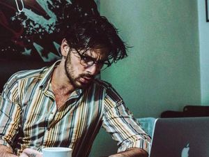 Gaya Ngopi Michele Morrone, Aktor Utama Film 365 Days yang Hot