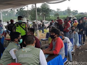 Nah Loh! Ratusan Wisatawan Puncak Jalani Rapid Test Massal