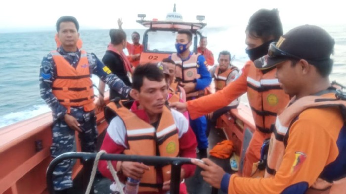 Nelayan Selamat di Selat Sunda
