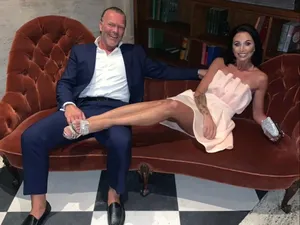 Wanita 44 Tahun Ini Punya Tubuh Mungil, Sering Dikira Anak dari Kekasihnya