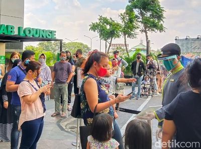 Penampakan Antrean Panjang Masuk Mal Kokas