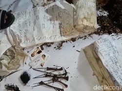 Ini Penampakan Isi Bungkusan Kain Kafan Misterius di Makam Kudus