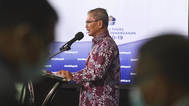 Juru bicara pemerintah untuk penanganan COVID-19 Achmad Yurianto menyampaikan laporan perkembangan kasus COVID-19 di Graha BNPB, Jakarta, Kamis (18/6/2020). Achmad Yurianto menyatakan hingga Kamis (18/6) pukul 12.00, jumlah kasus terkonfirmasi positif COVID-19 di Indonesia bertambah 1.331 orang sehingga bertotal 42.762 orang sementara jumlah total pasien sembuh menjadi 16.798 orang dan total kasus kematian menjadi 2.339 orang. ANTARA FOTO/Hafidz Mubarak A/aww.