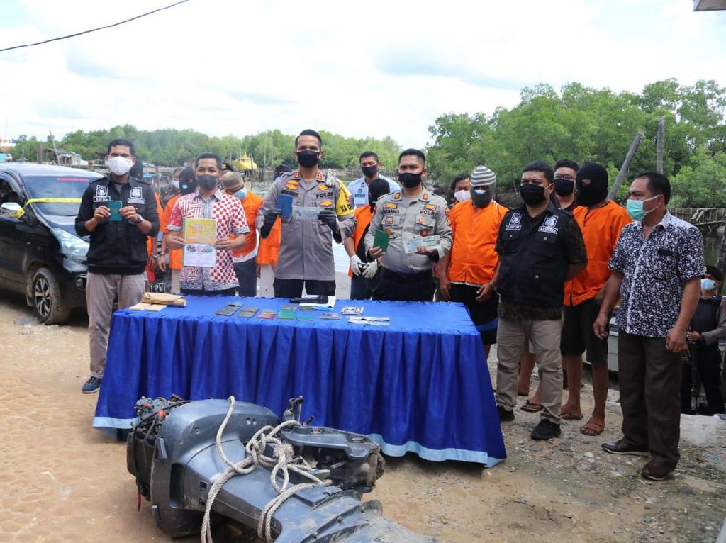 Polres Dumai Bongkar Sindikat Jasa Jemput Pulang TKI Ilegal dari Malaysia Polres Dumai Bongkar Sindikat Jasa Jemput Pulang TKI Ilegal dari Malaysia
