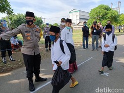 Ratusan Personel Polisi-TNI Amankan Kembalinya Santri Ponpes Lirboyo Kediri