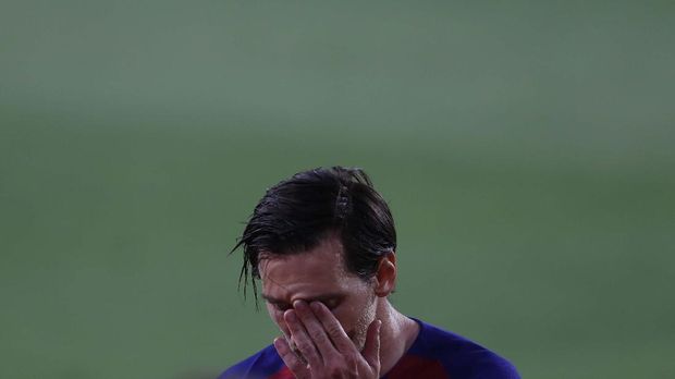 Barcelona's Lionel Messi gestures during the Spanish La Liga soccer match between Sevilla and FC Barcelona at the Ramon Sanchez-Pizjuan stadium in Seville, Spain, Friday, June 19, 2020. (AP Photo/Angel Fernandez)