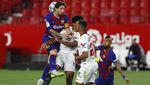 Potret Lionel Messi Jatuh Bangun Lawan Sevilla