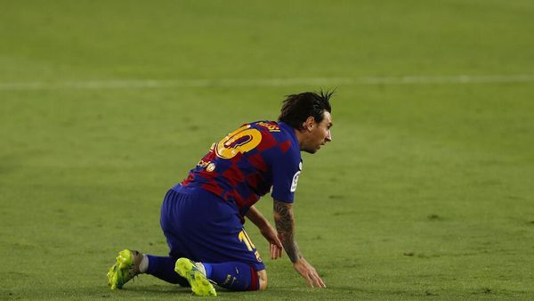 Potret Lionel Messi Jatuh Bangun Lawan Sevilla