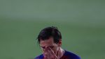 Potret Lionel Messi Jatuh Bangun Lawan Sevilla
