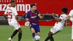 Potret Lionel Messi Jatuh Bangun Lawan Sevilla