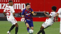Tapi Messi tetap tak kuasa berbuat banyak sepanjang permainan. Apalagi pemain Sevilla disiplin mengawalnya. (Foto: AP/Angel Fernandez)