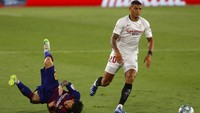 Messi pun terjatuh... (Foto: AP/Angel Fernandez)