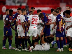 Momen Messi Dorong Diego Carlos Sampai Jatuh, Ini Gara-garanya